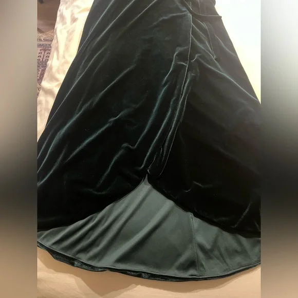 NWT Elegant ALLURE BRIDESMAIDS Green Velvet Dress SZ 12 V-neck built in bra - Picture 9 of 11